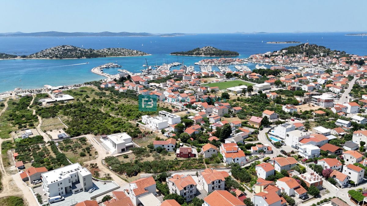TRIBUNJ, novo, 1. nadstropje, 400 m do plaže, pogled na morje