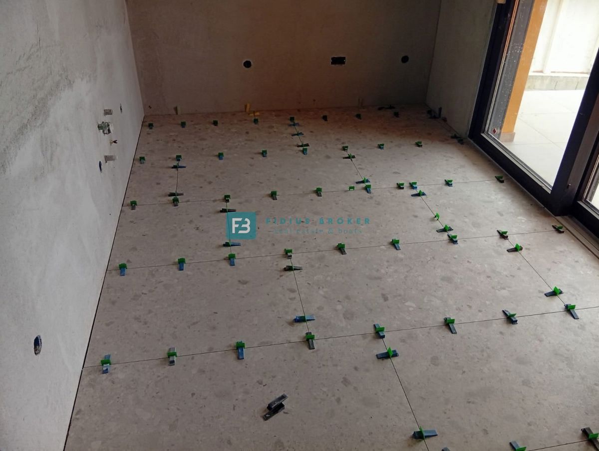 ŠIBENIK - BRODARICA, novogradnja, 1. nadstropje, pogled na morje, 2 spalnici