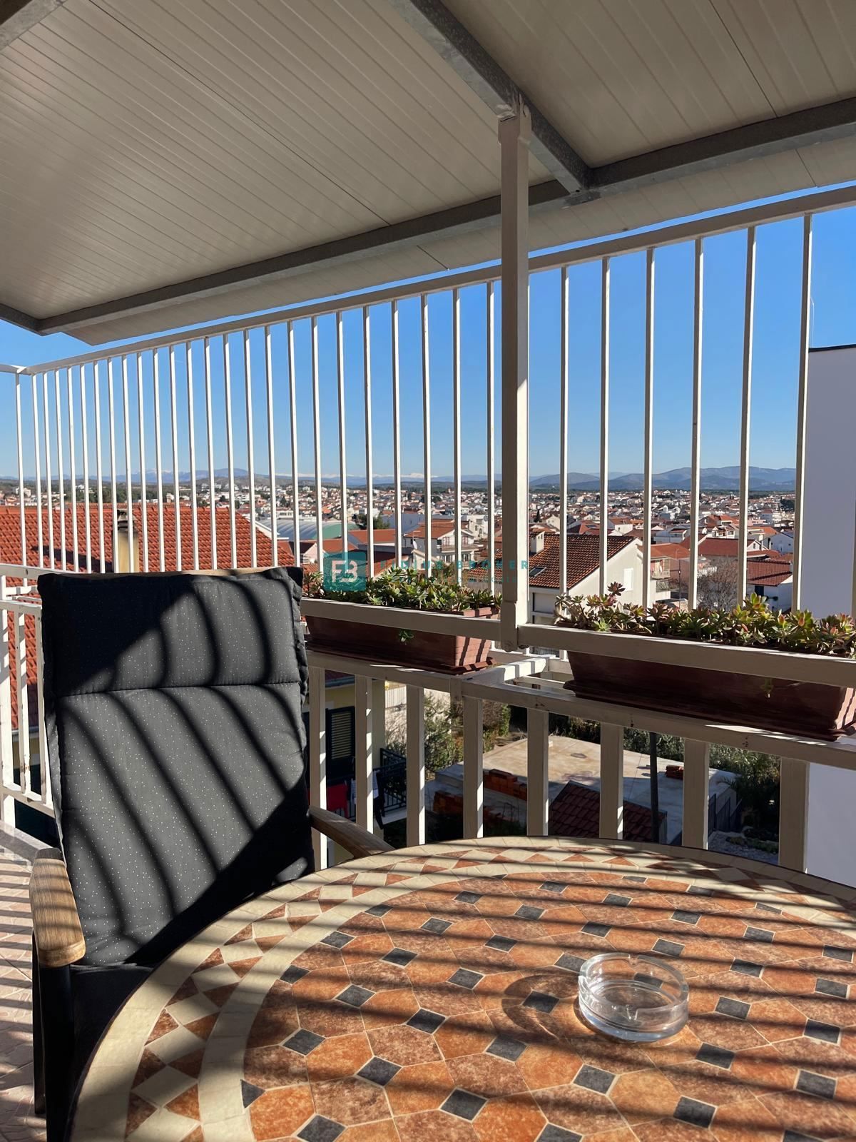 VODICE, opremljeno stanovanje, 650 m od plaže, 3 spalnice, pogled na morje