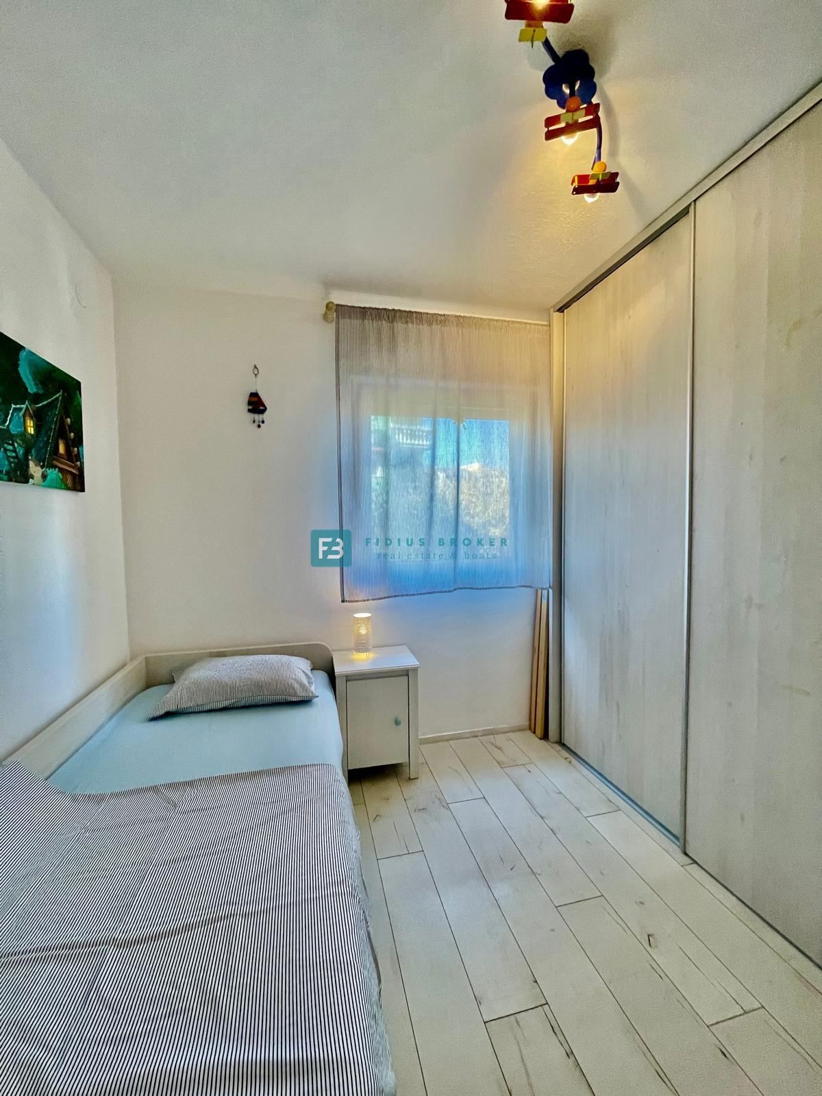VODICE, opremljeno stanovanje, 650 m od plaže, 3 spalnice, pogled na morje