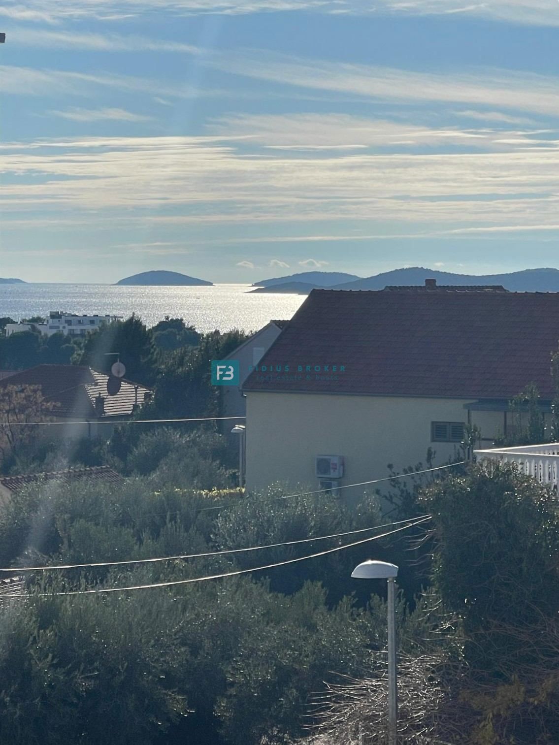 VODICE, opremljeno stanovanje, 650 m od plaže, 3 spalnice, pogled na morje