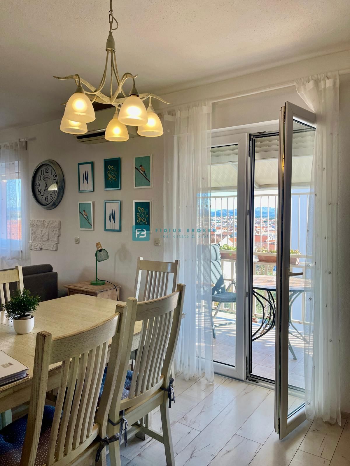 VODICE, opremljeno stanovanje, 650 m od plaže, 3 spalnice, pogled na morje