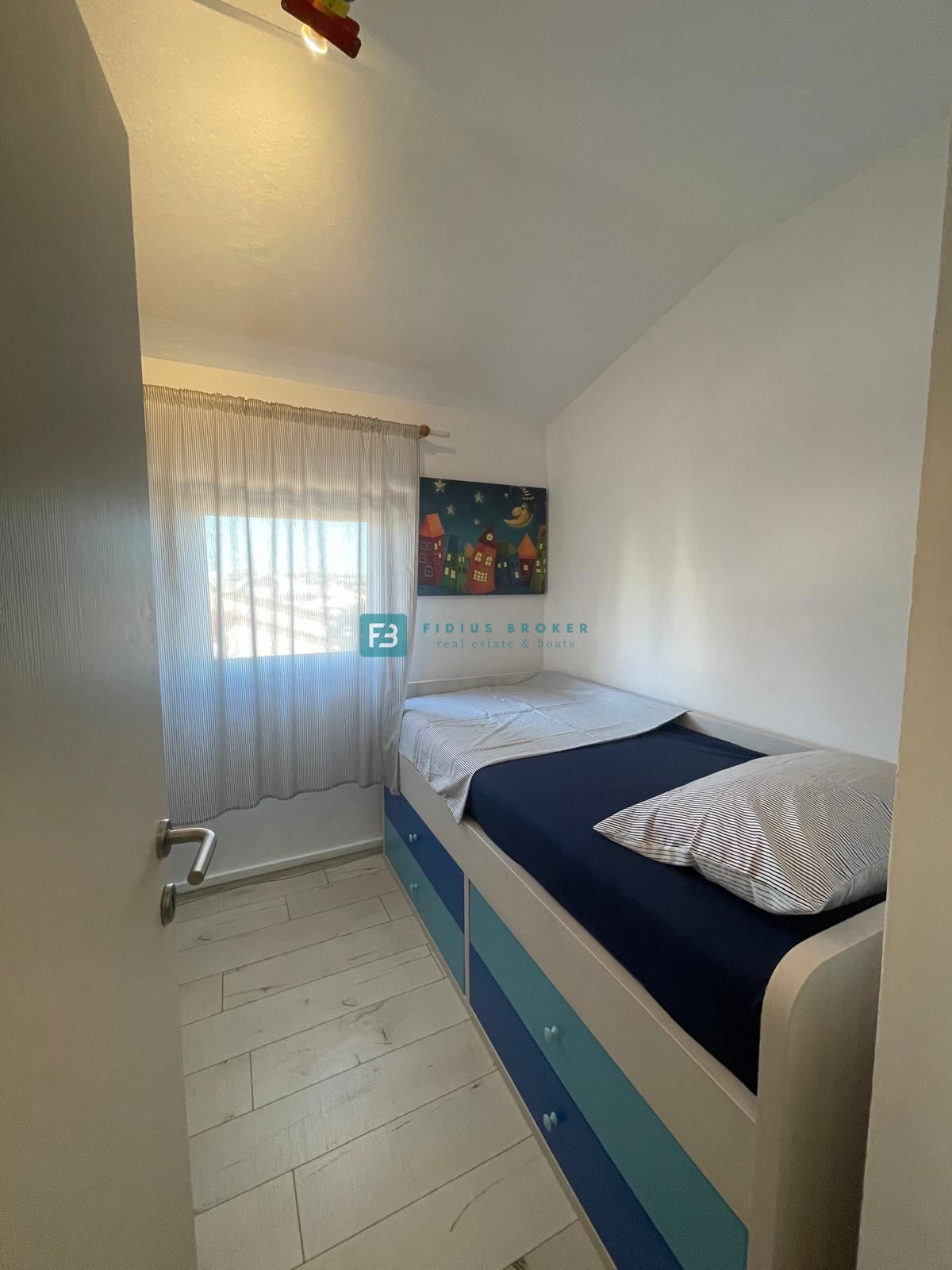 VODICE, opremljeno stanovanje, 650 m od plaže, 3 spalnice, pogled na morje