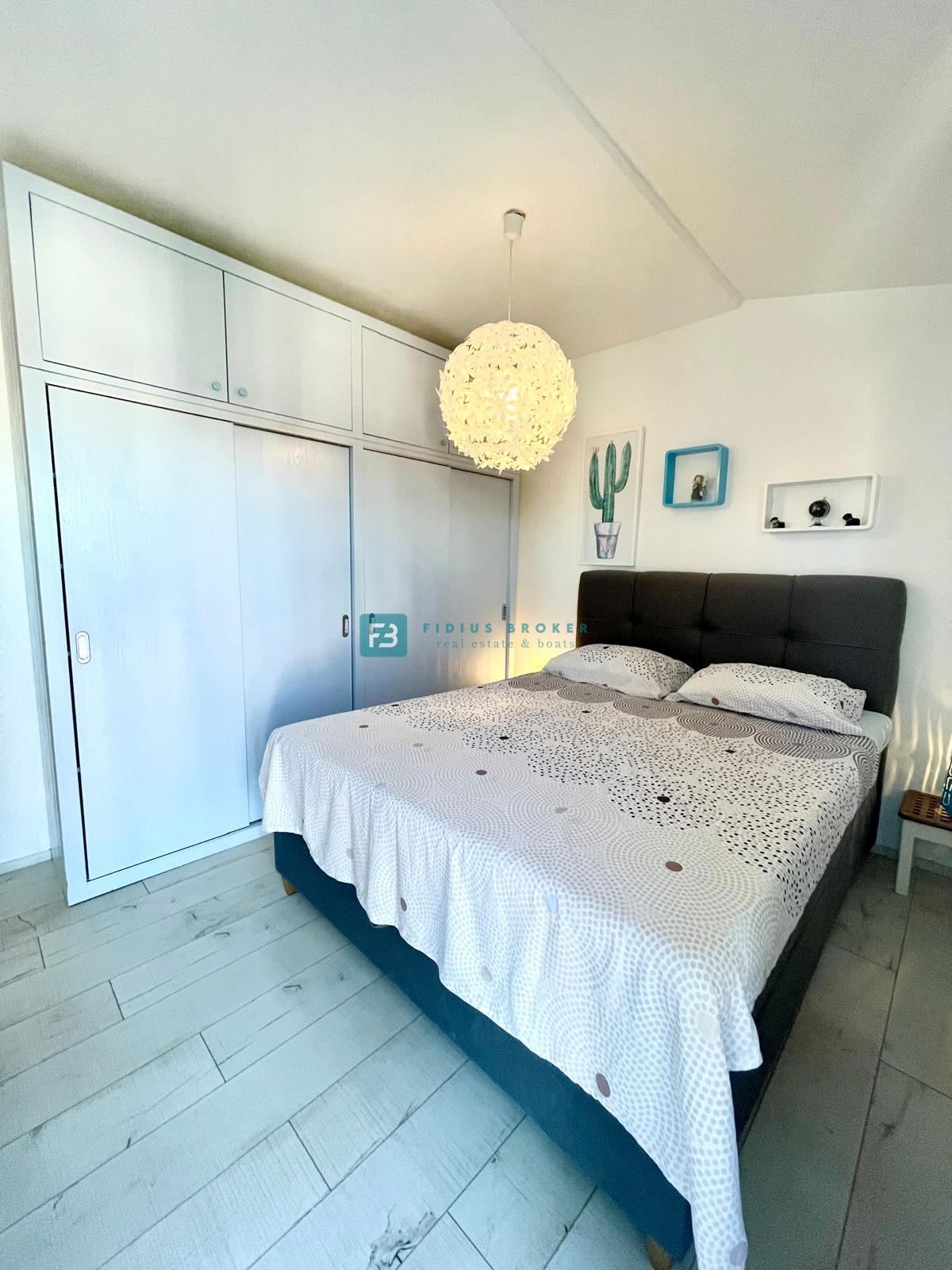 VODICE, opremljeno stanovanje, 650 m od plaže, 3 spalnice, pogled na morje