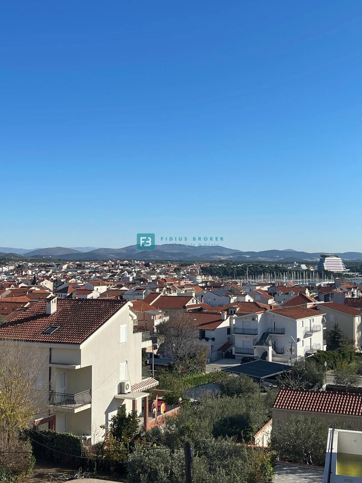VODICE, opremljeno stanovanje, 650 m od plaže, 3 spalnice, pogled na morje