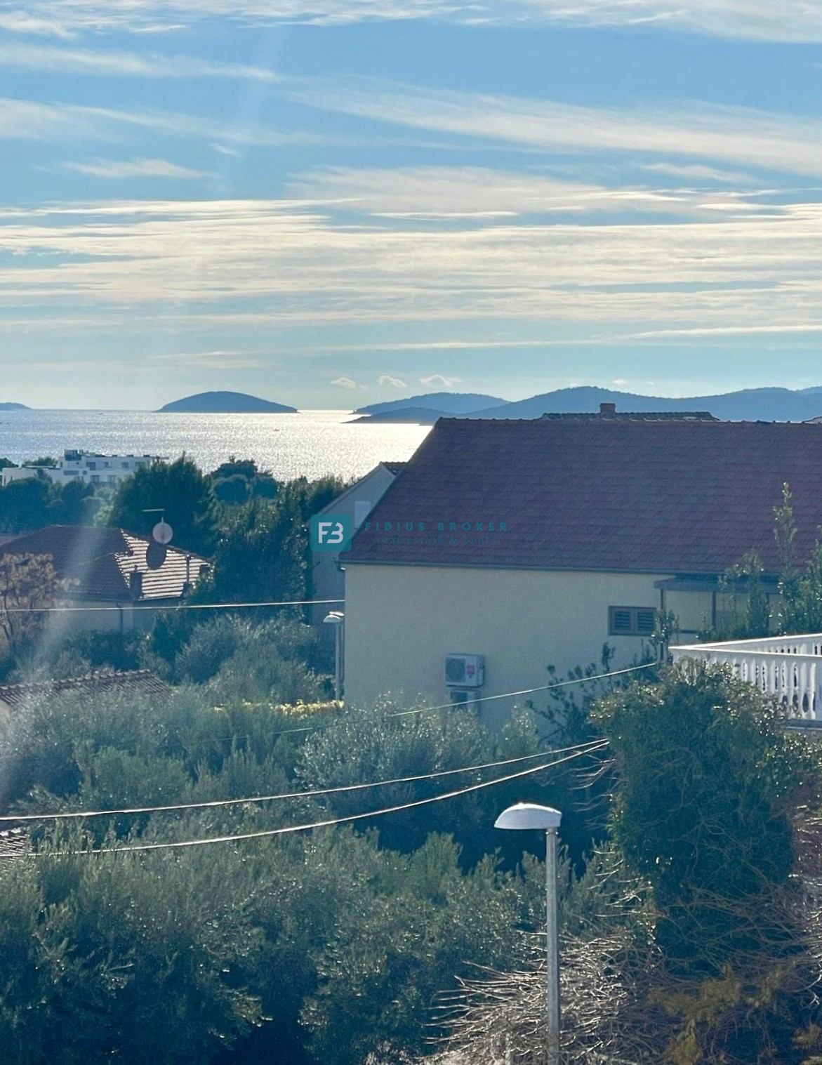 VODICE, opremljeno stanovanje, 650 m od plaže, 3 spalnice, pogled na morje