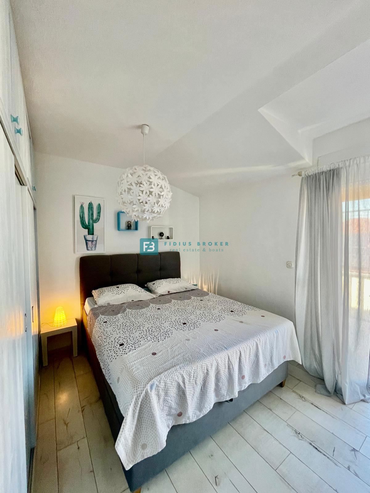 VODICE, opremljeno stanovanje, 650 m od plaže, 3 spalnice, pogled na morje