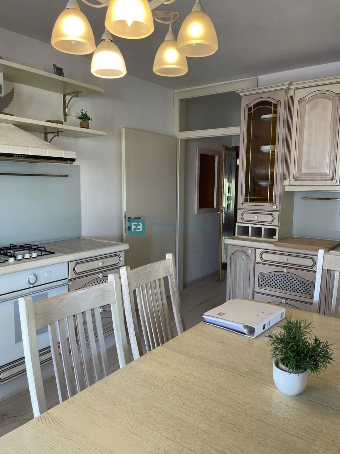 VODICE, opremljeno stanovanje, 650 m od plaže, 3 spalnice, pogled na morje