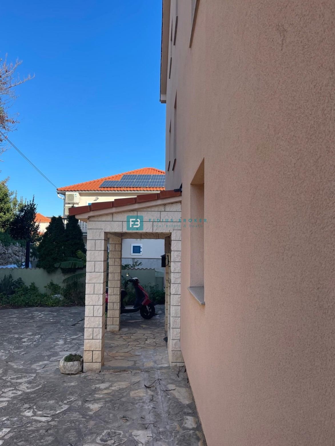 VODICE, opremljeno stanovanje, 650 m od plaže, 3 spalnice, pogled na morje