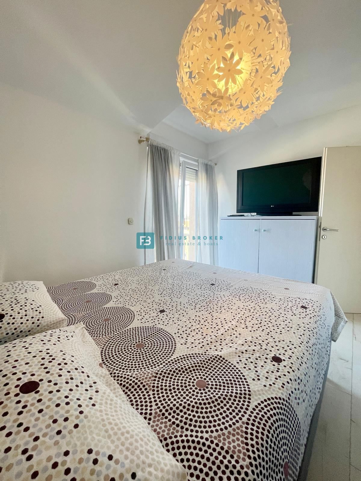 VODICE, opremljeno stanovanje, 650 m od plaže, 3 spalnice, pogled na morje
