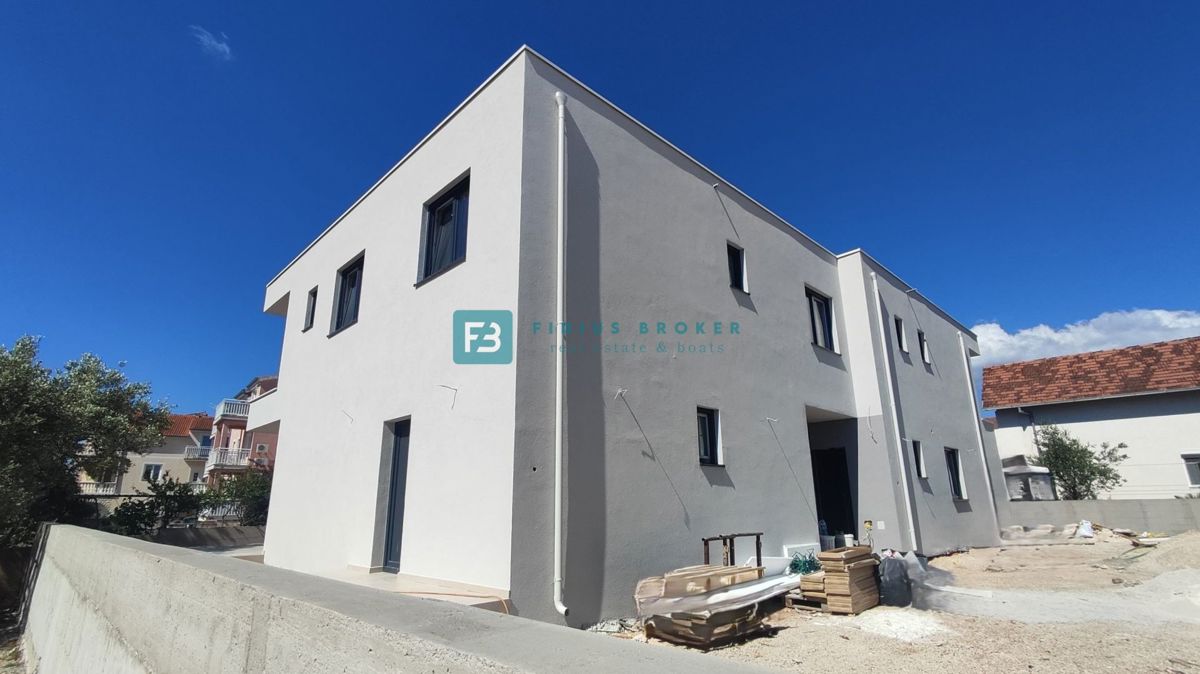 VODICE, novogradnja, dvoetažno stanovanje, 3 spalnice, vrt