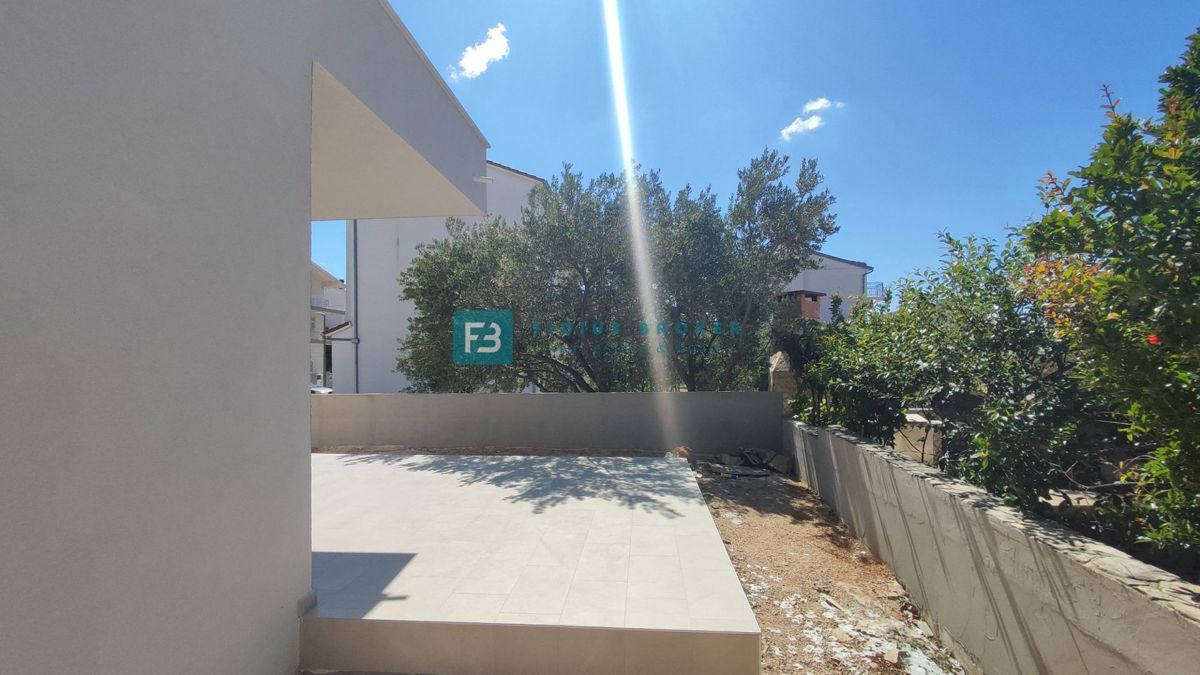 VODICE, novogradnja, dvoetažno stanovanje, 3 spalnice, vrt