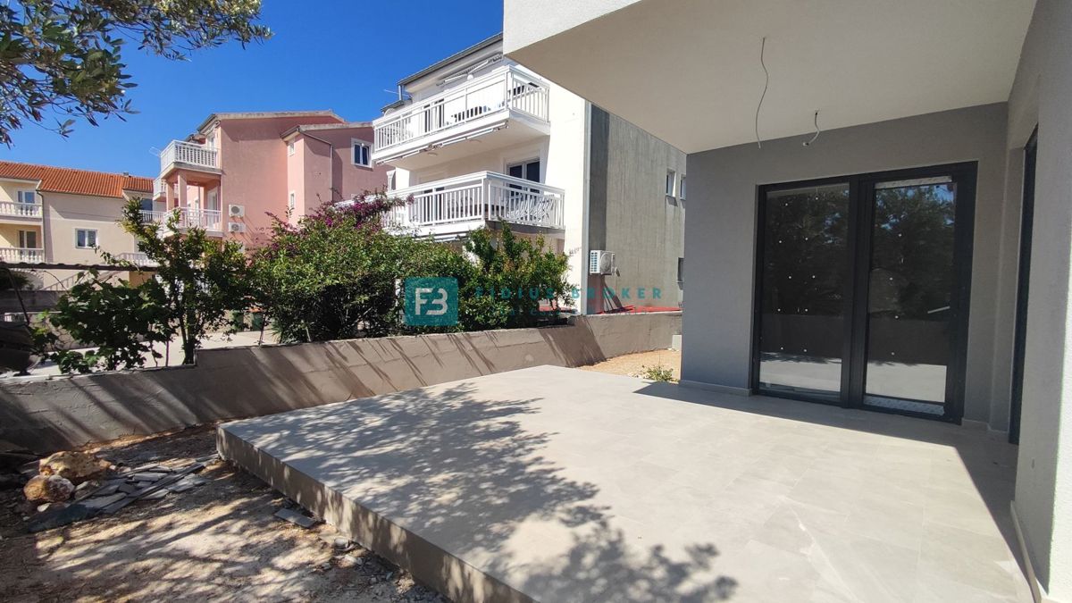 VODICE, novogradnja, dvoetažno stanovanje, 3 spalnice, vrt