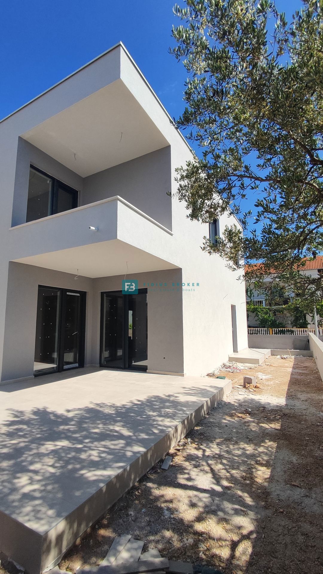 VODICE, novogradnja, dvoetažno stanovanje, 3 spalnice, vrt