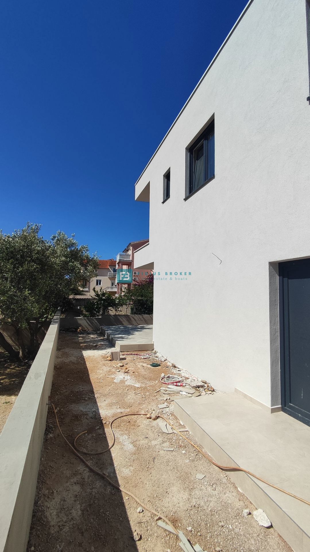 VODICE, novogradnja, dvoetažno stanovanje, 3 spalnice, vrt