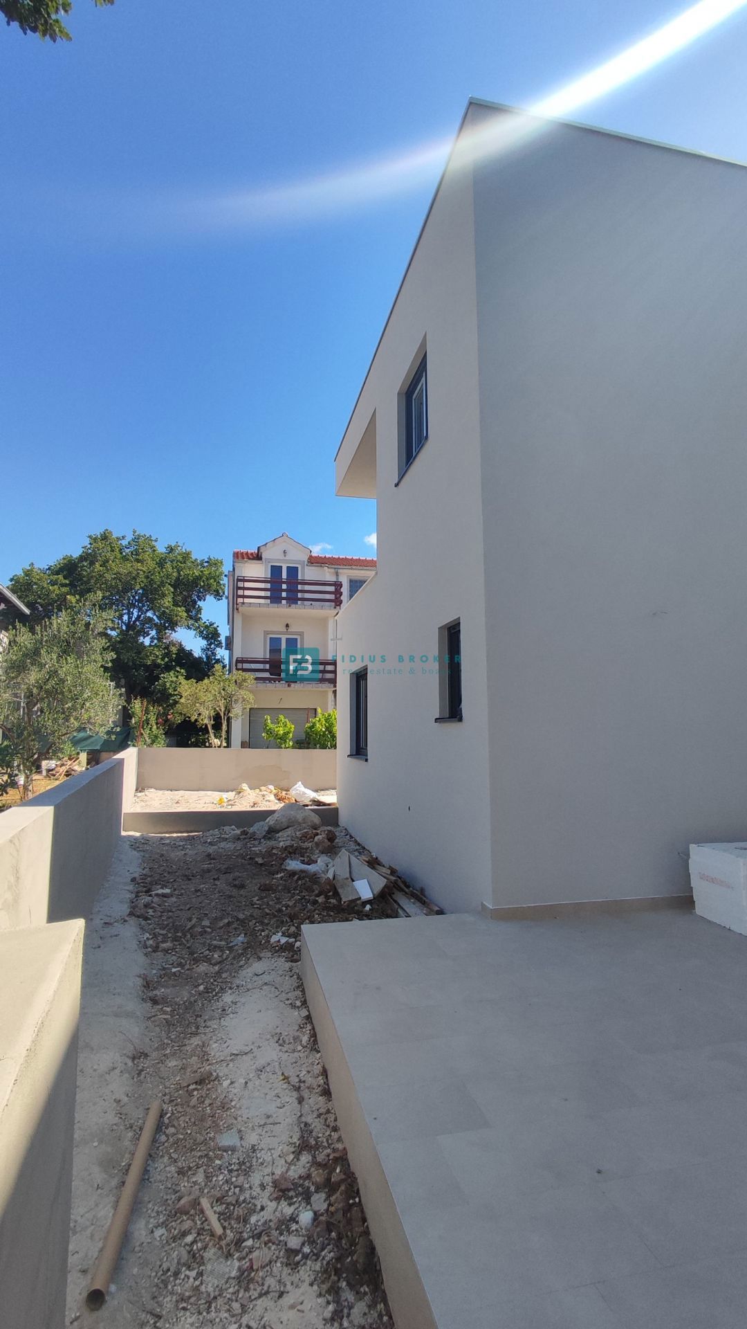VODICE, novogradnja, dvoetažno stanovanje, 3 spalnice, vrt