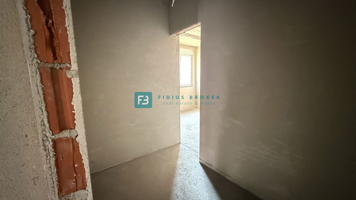 VODICE - SRIMA, novo, 80 m od morja, pritličje, 3 spalnice, vrt 125 m2