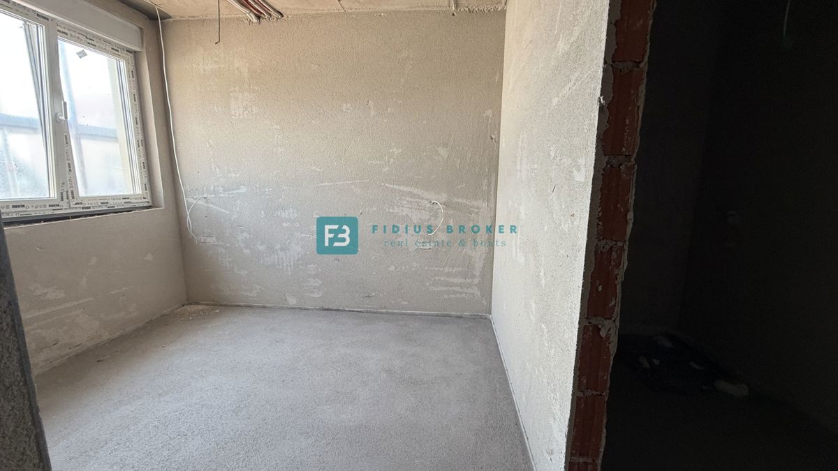 VODICE - SRIMA, novo, 80 m od morja, pritličje, 3 spalnice, vrt 125 m2