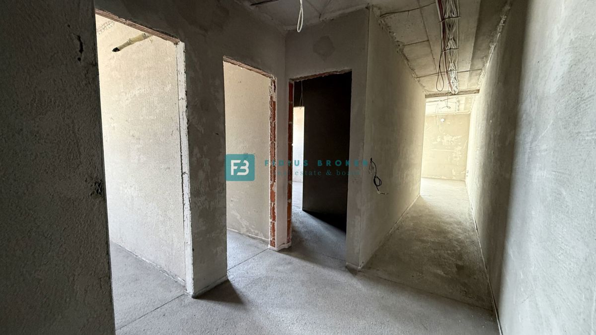 VODICE - SRIMA, novo, 80 m od morja, pritličje, 3 spalnice, vrt 125 m2