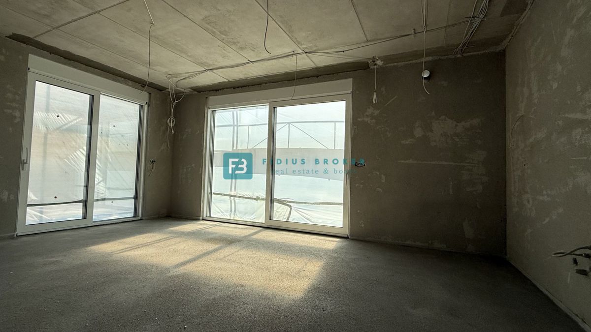 VODICE - SRIMA, novo, 80 m od morja, pritličje, 3 spalnice, vrt 125 m2