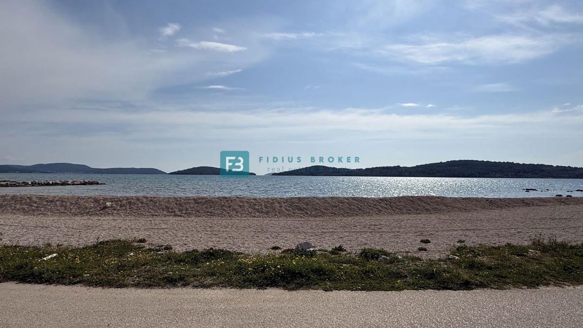 VODICE - SRIMA, novo, 80 m od morja, pritličje, 3 spalnice, vrt 125 m2