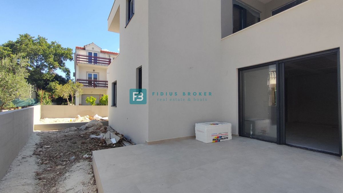 VODICE, novogradnja, pritličje, vrt, mirna okolica