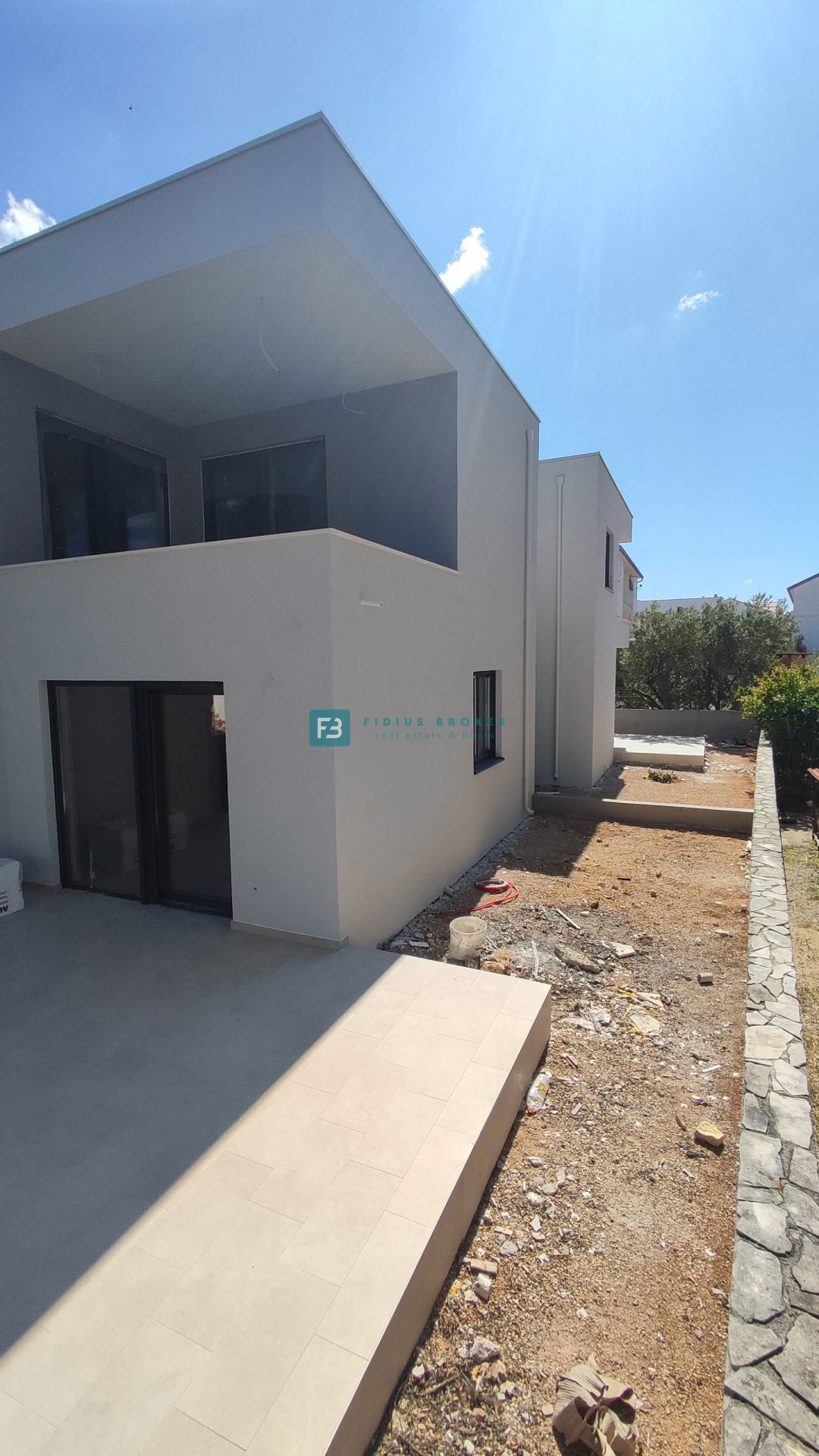 VODICE, novogradnja, pritličje, vrt, mirna okolica