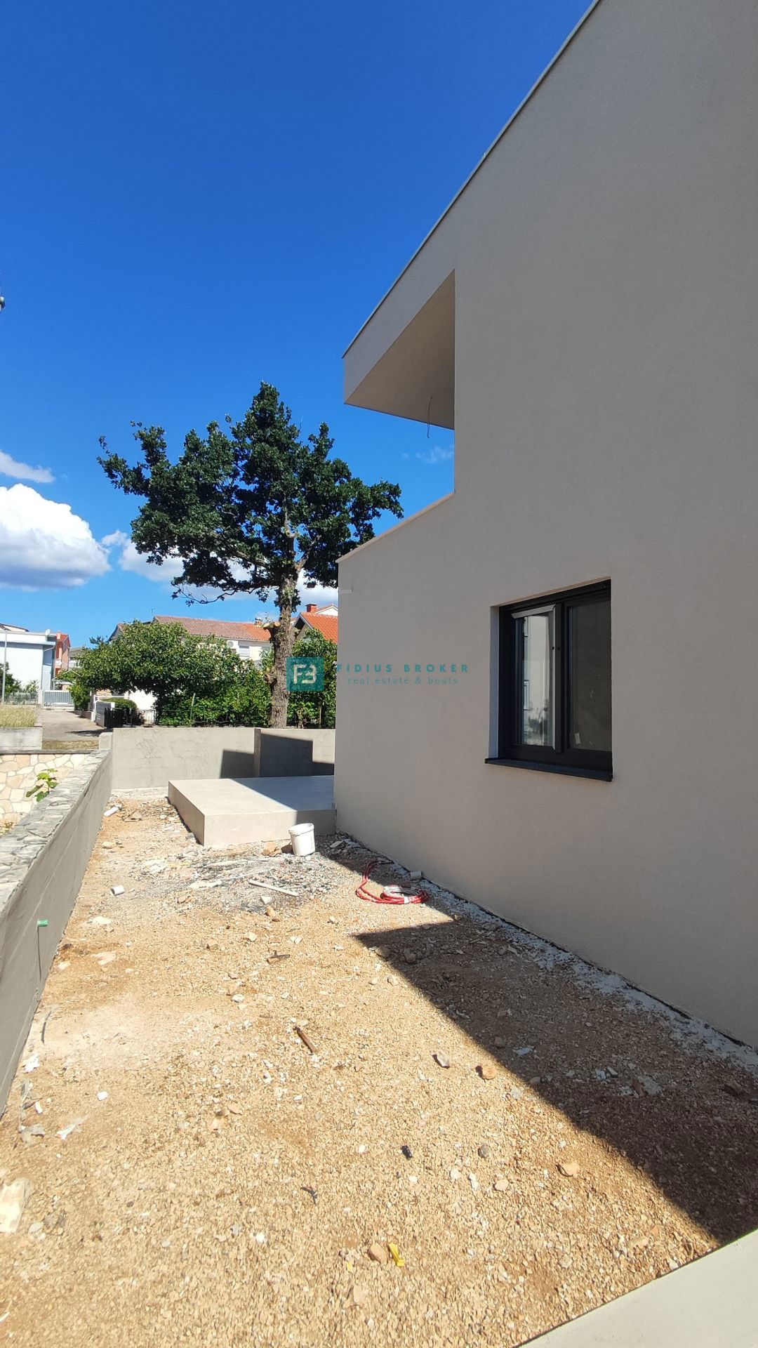 VODICE, novogradnja, pritličje, vrt, mirna okolica