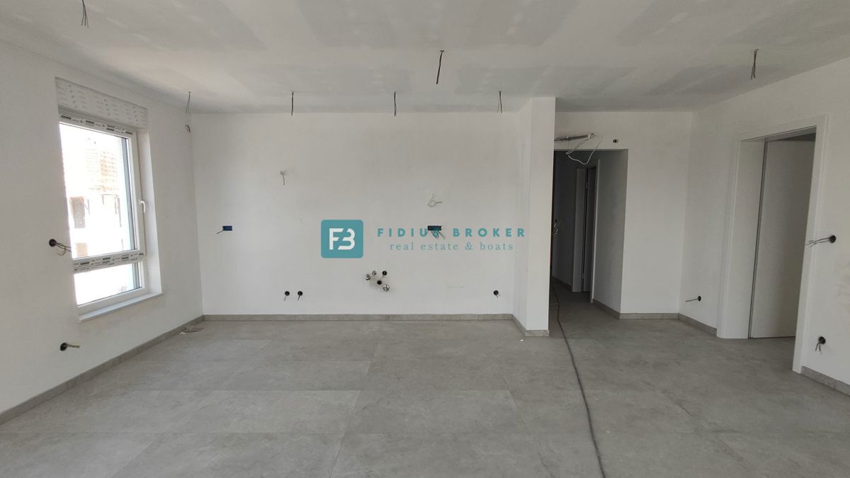 TRIBUNJ, novo, 1. nadstropje, 500 m do plaže, pogled na morje, dvigalo