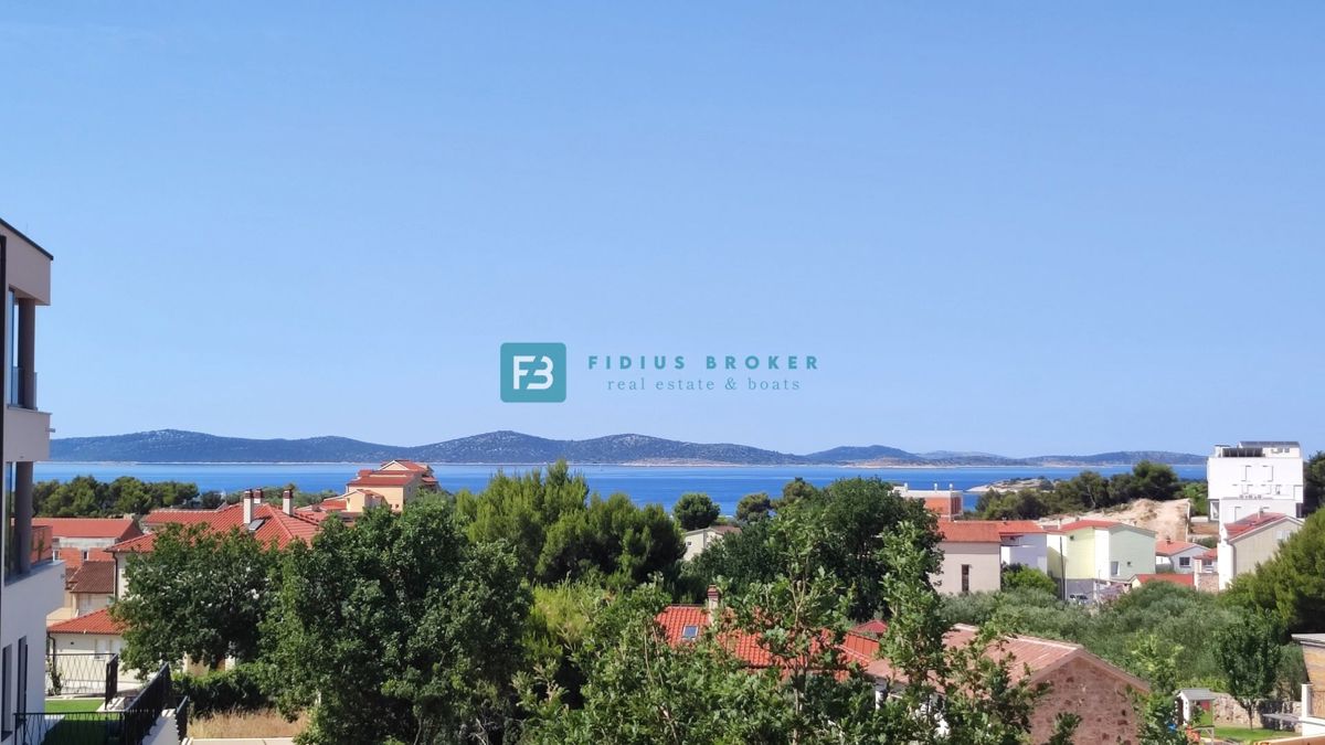 TRIBUNJ, novo, 1. nadstropje, 500 m do plaže, pogled na morje, dvigalo