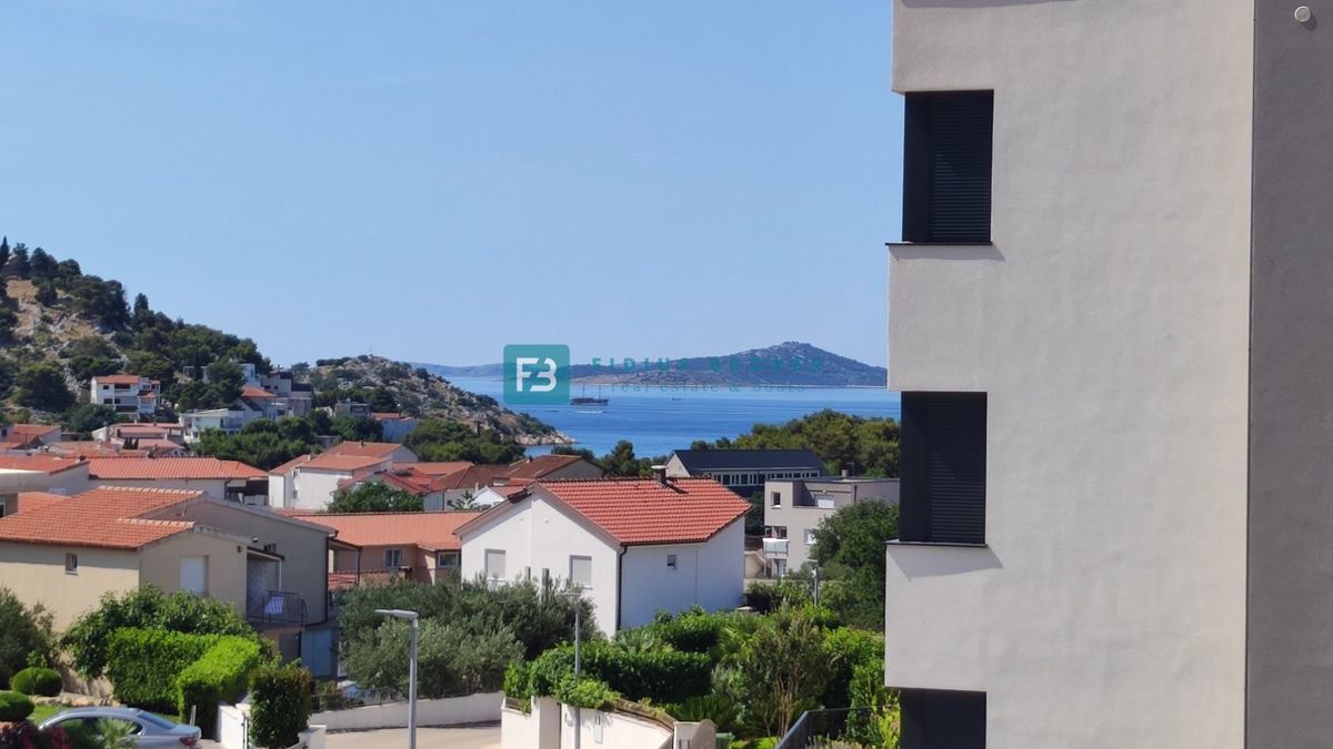 TRIBUNJ, novo, 1. nadstropje, 500 m do plaže, pogled na morje, dvigalo
