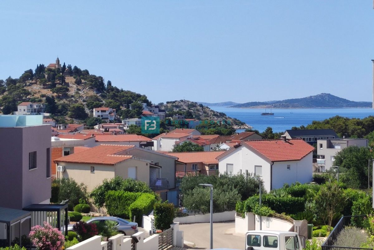 TRIBUNJ, novo, 1. nadstropje, 500 m do plaže, pogled na morje, dvigalo