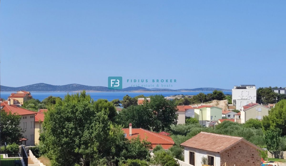 TRIBUNJ, novo, 1. nadstropje, 500 m do plaže, pogled na morje, dvigalo