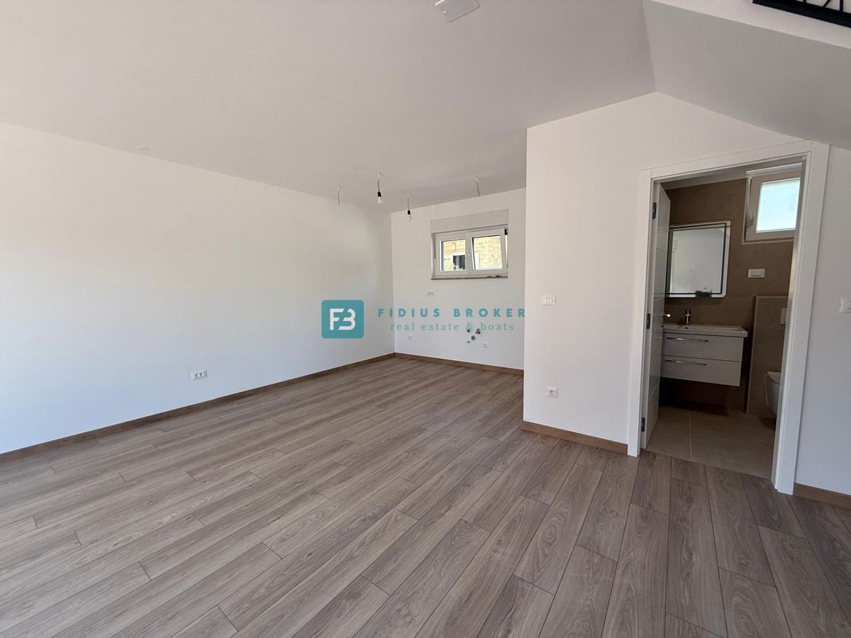 VODICE, neu, 200 m zum Strand, gerade fertiggestellt, Reihenhaus