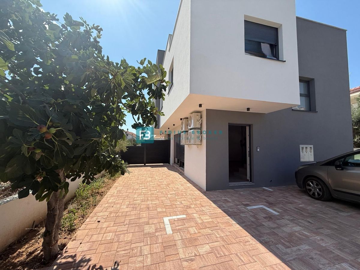 VODICE, neu, 200 m zum Strand, gerade fertiggestellt, Reihenhaus