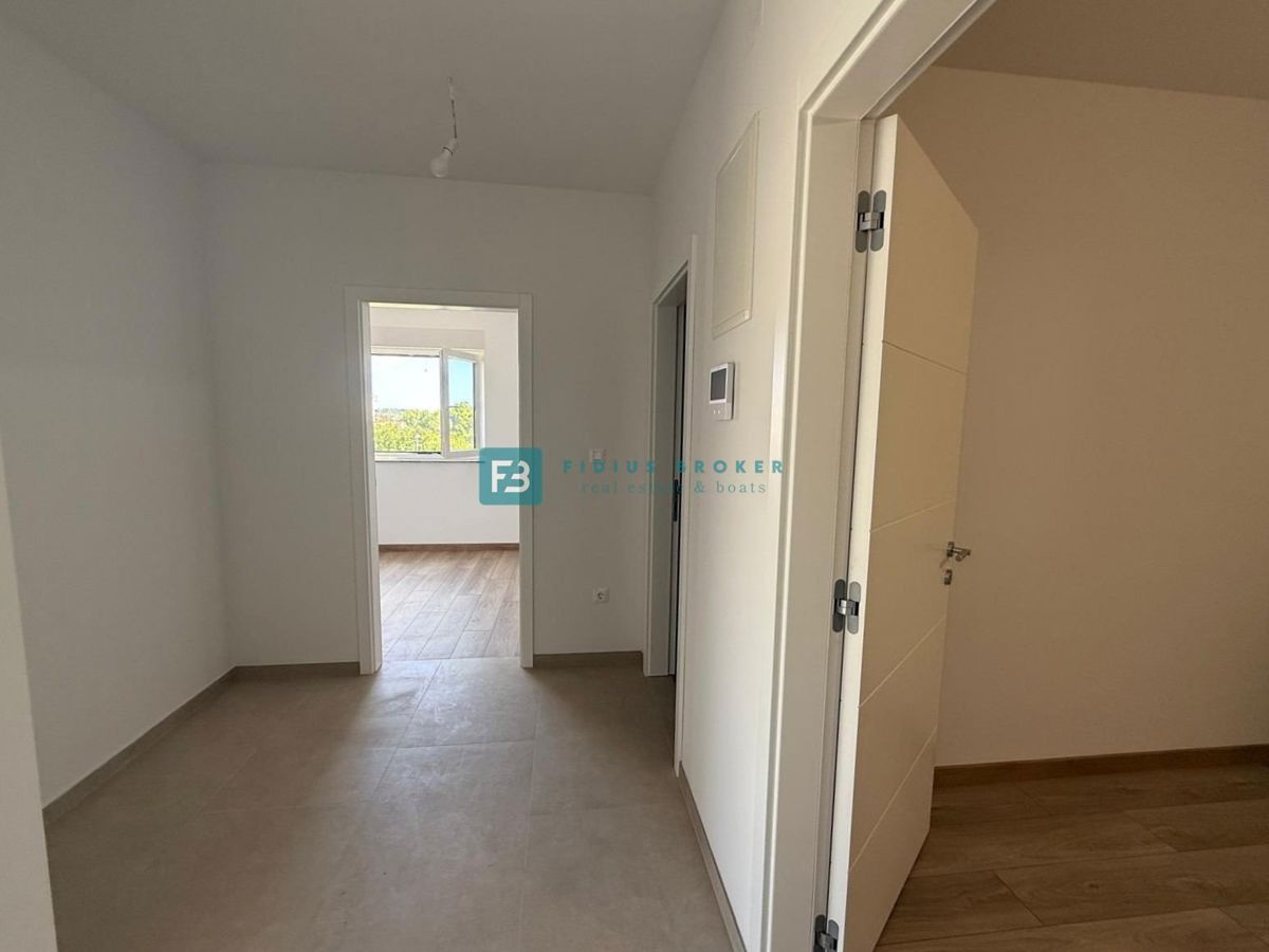 VODICE, neu, 200 m zum Strand, gerade fertiggestellt, Reihenhaus