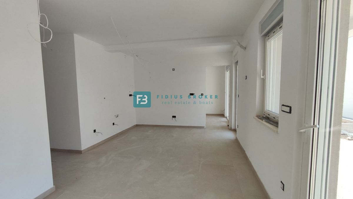 VODICE, novogradnja, pritličje, vrt 36 m2, mirna lokacija, S2