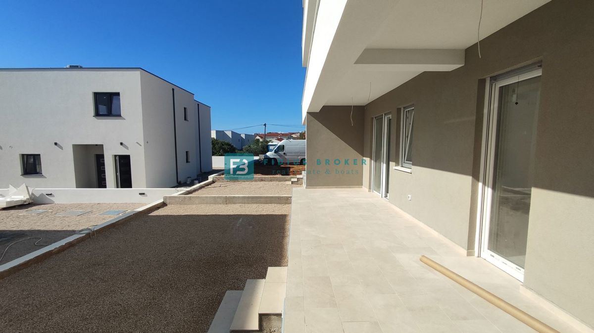 VODICE, novogradnja, pritličje, vrt 36 m2, mirna lokacija, S2