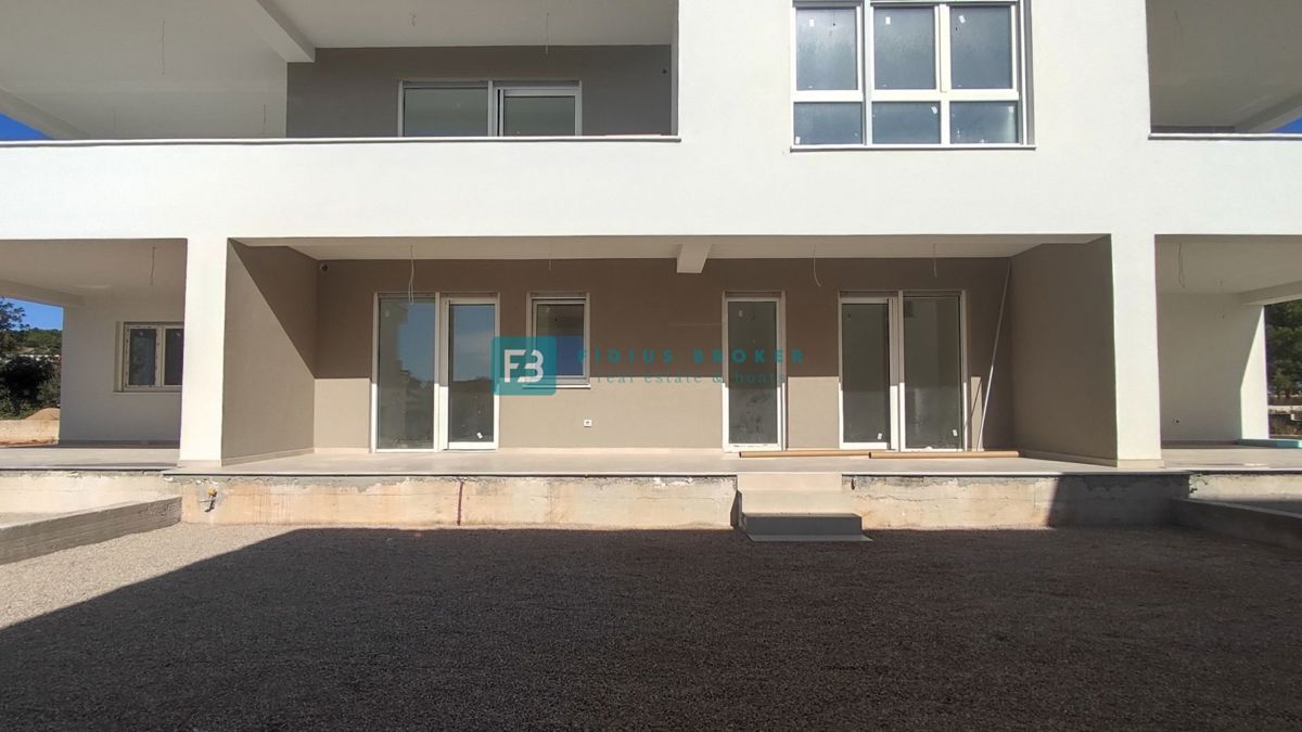 VODICE, novogradnja, pritličje, vrt 36 m2, mirna lokacija, S2