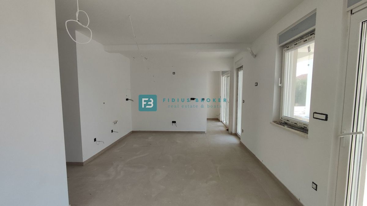VODICE, novogradnja, pritličje, vrt 36 m2, mirna lokacija, S2