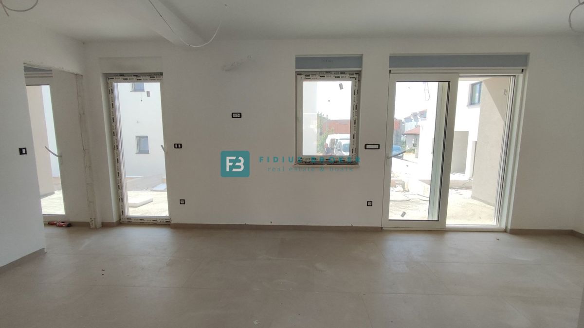 VODICE, novogradnja, pritličje, vrt 36 m2, mirna lokacija, S2