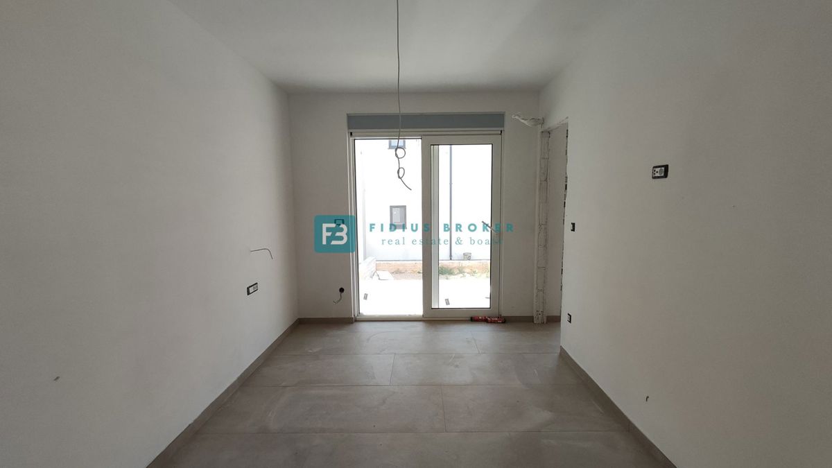 VODICE, novogradnja, pritličje, vrt 36 m2, mirna lokacija, S2