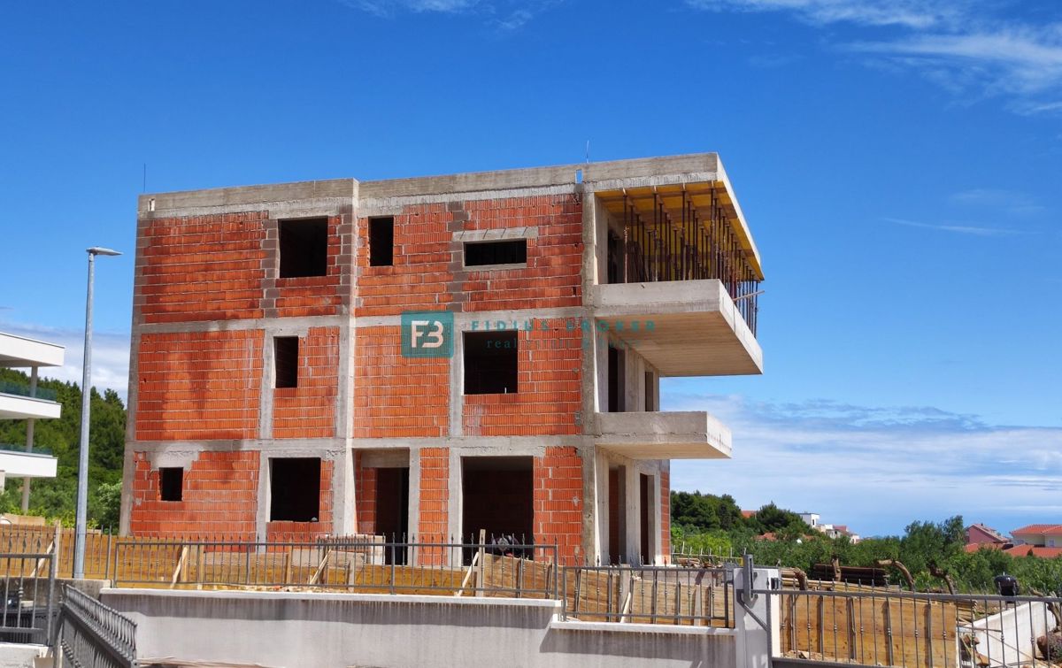 TRIBUNJ, nov projekt, 1. nadstropje, 3 spalnice, blizu plaže