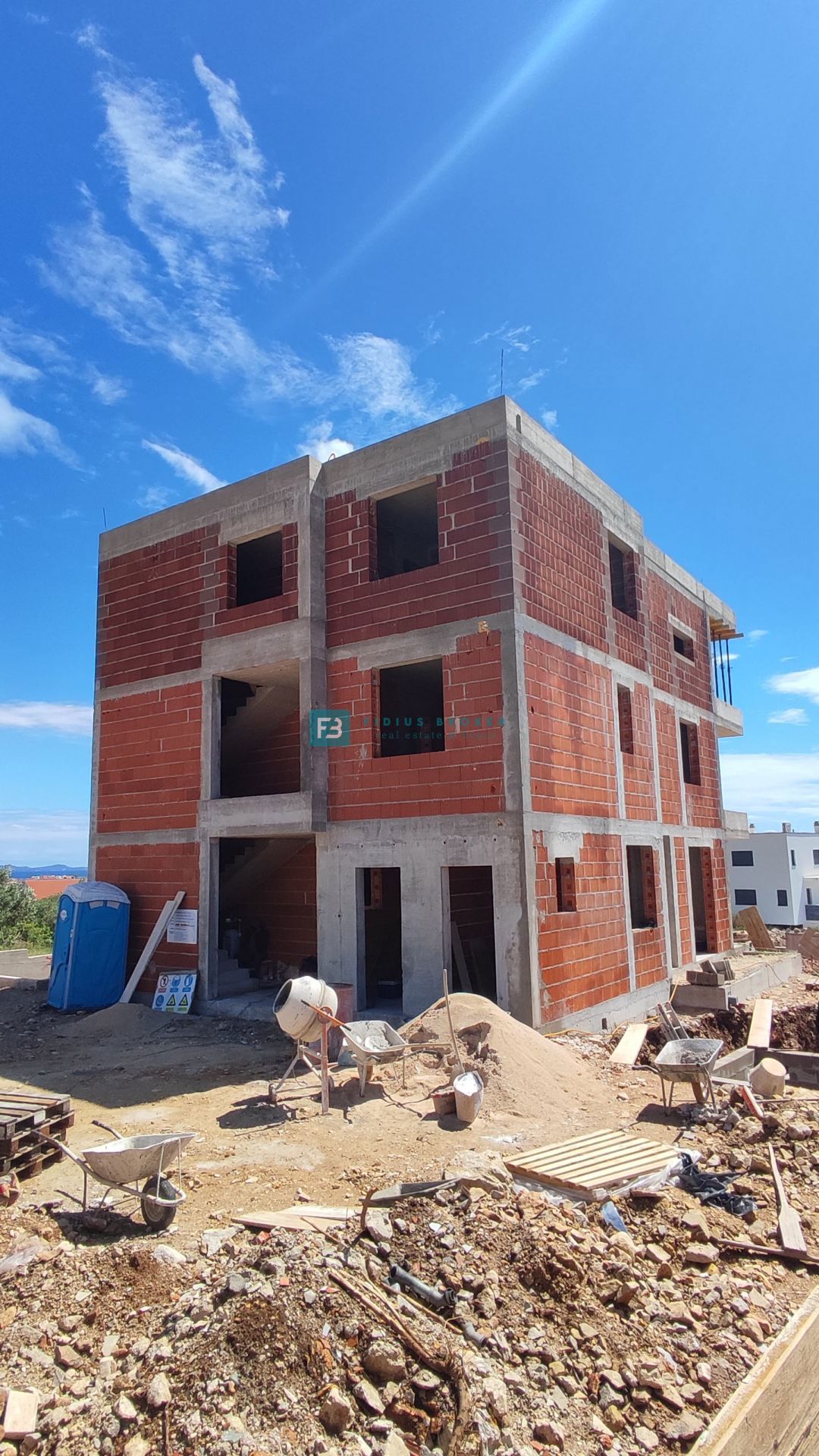 TRIBUNJ, nov projekt, 1. nadstropje, 3 spalnice, blizu plaže