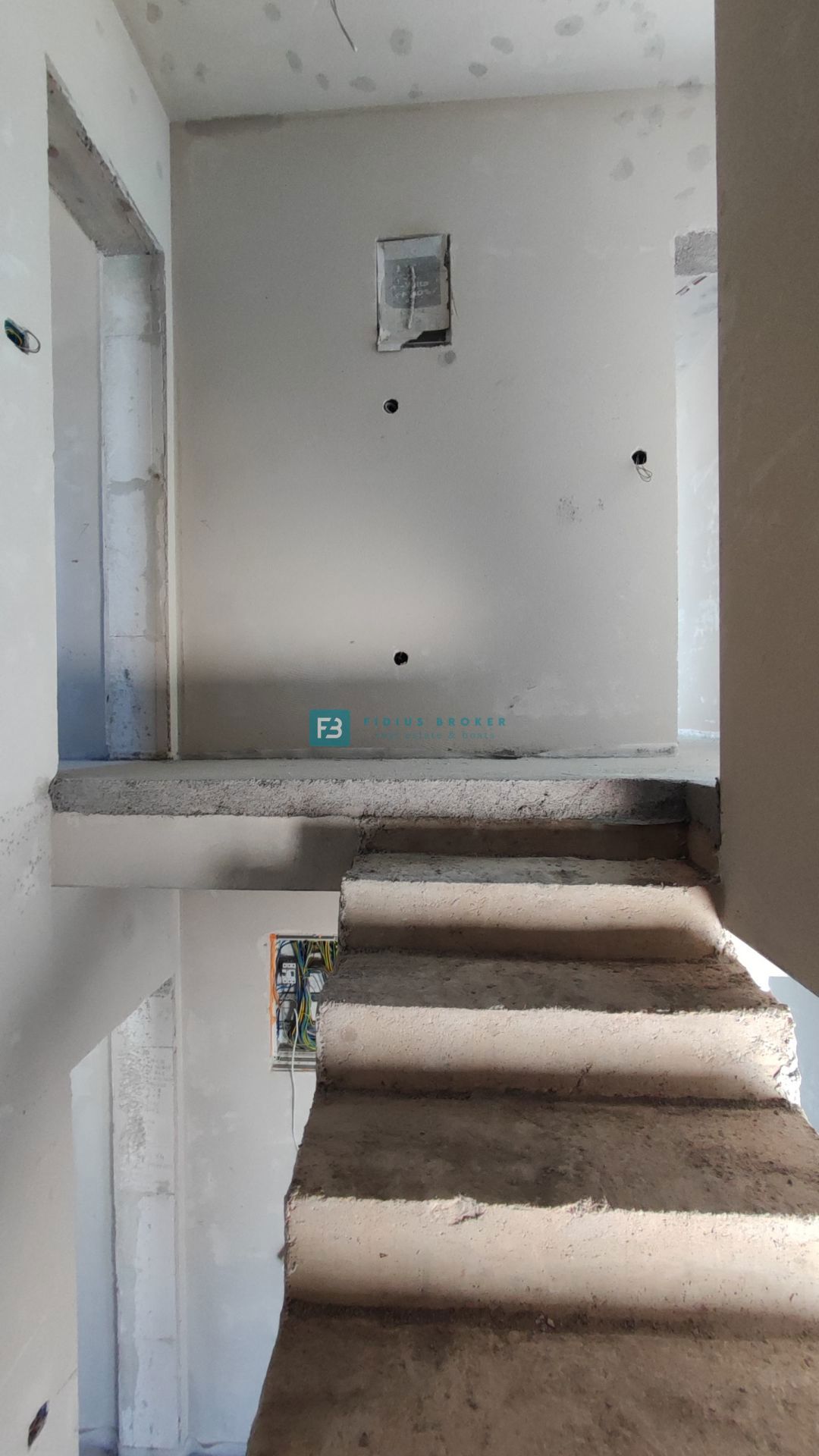 VODICE, novogradnja, dvojček, pogled na morje, bazen, vrt, 3 spalnice