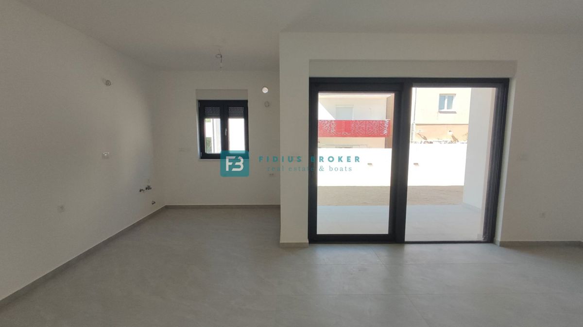 VODICE, novogradnja, dvoetažno stanovanje, vrt 40 m2, S3