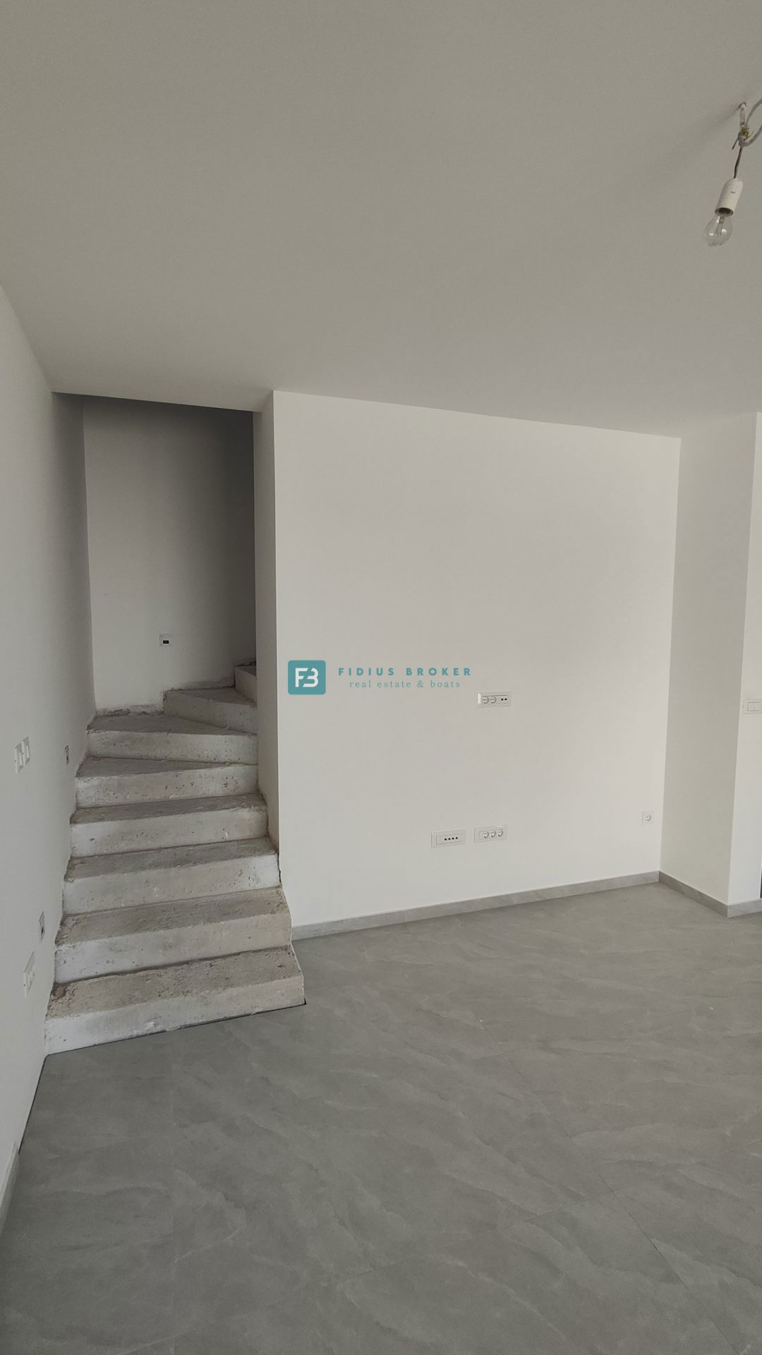 VODICE, novogradnja, dvoetažno stanovanje, vrt 40 m2, S3