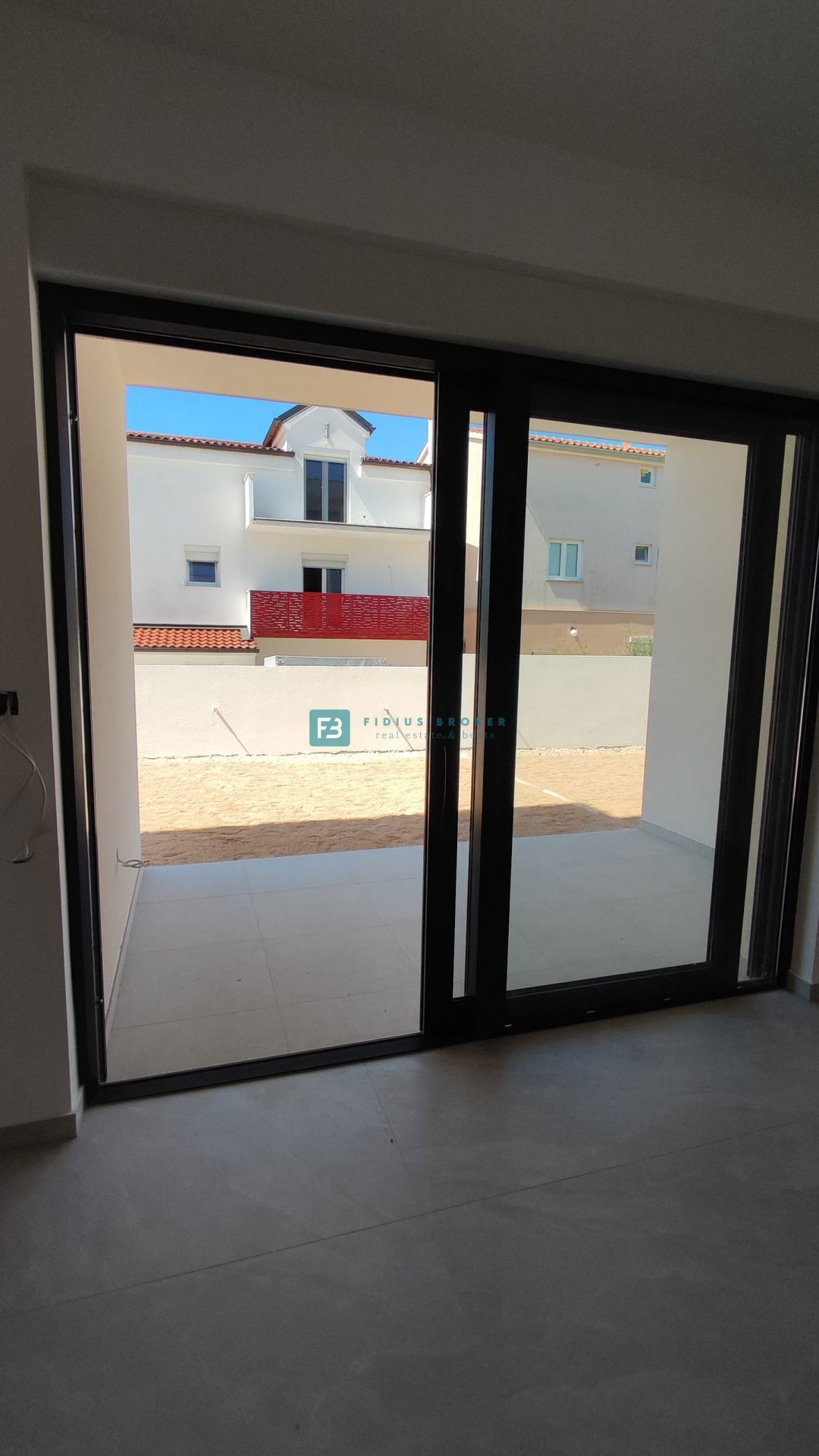 VODICE, novogradnja, dvoetažno stanovanje, vrt 40 m2, S3