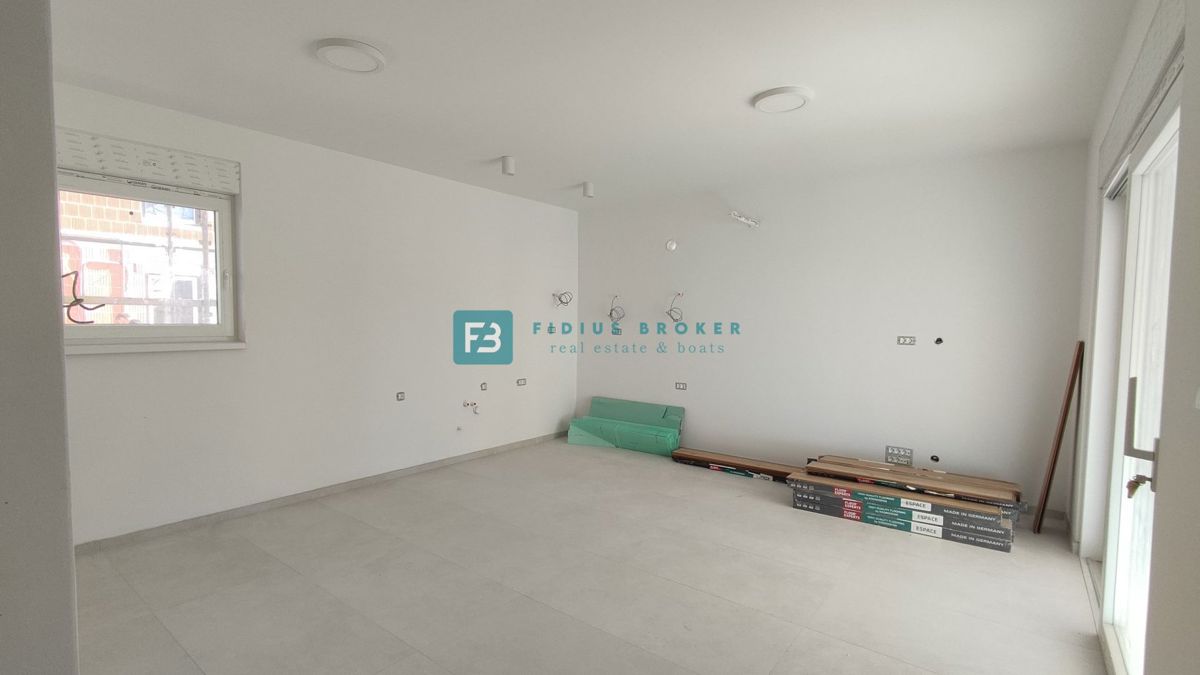 VODICE, novogradnja, pritličje, moderno stanovanje, 650 m do plaže