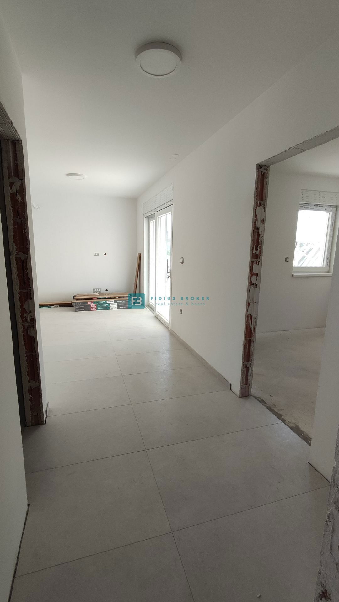 VODICE, novogradnja, pritličje, moderno stanovanje, 650 m do plaže